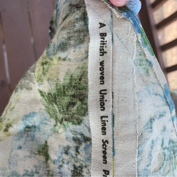 Handcrafted floral vintage circular tablecloth with 2 pillows - Picture 6 of 12